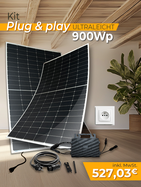 Plug-and-Play-Solarset Ultra Light mit 900Wp zum Preis von 527,03€ inkl. MwSt. mit einer Steckdose im Hintergrund.